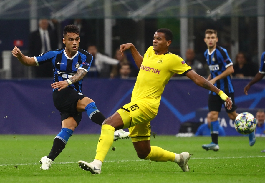 Prediksi skor Dortmund vs Inter menggambarkan duel taktik yang ketat dan penuh detail.